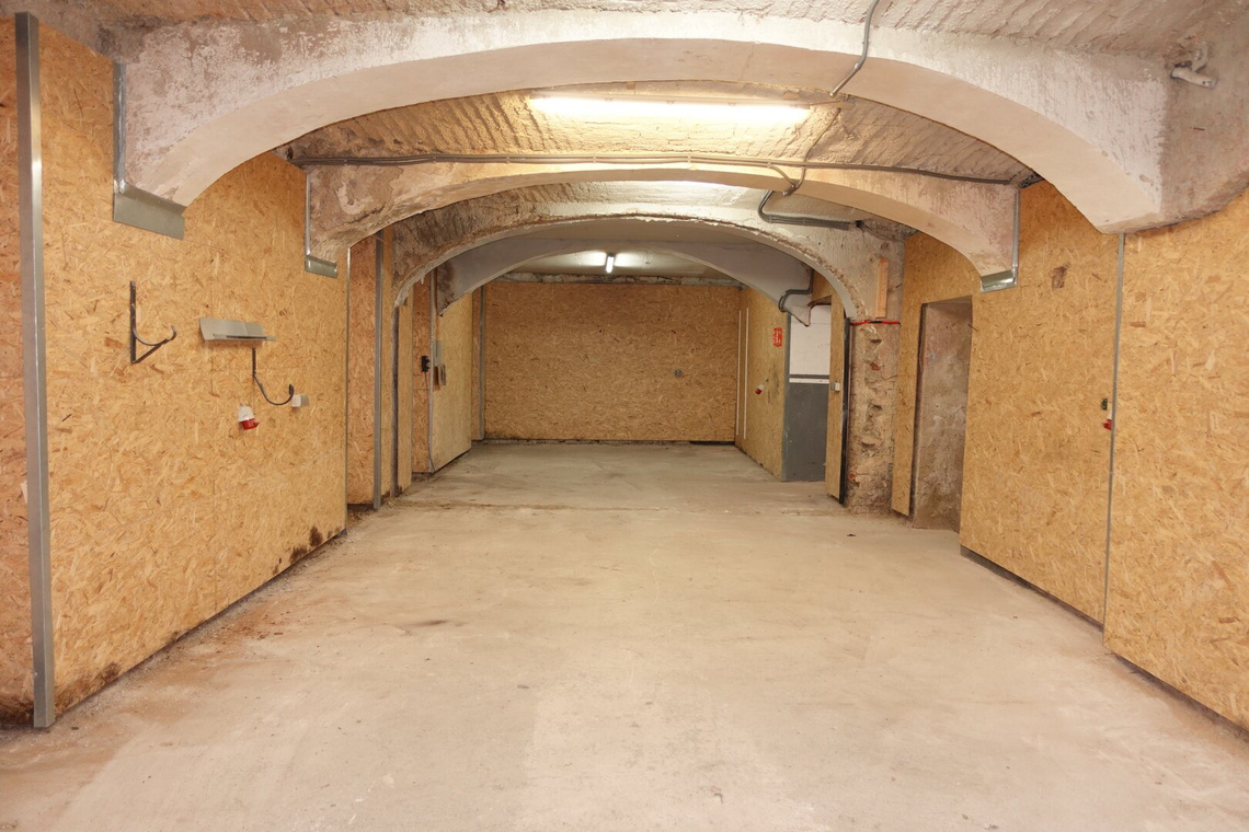 128 m² LAGERFLÄCHE - EURO 897,- Netto/Monat - NUR 1 MONAT PROVISION – Foto 1