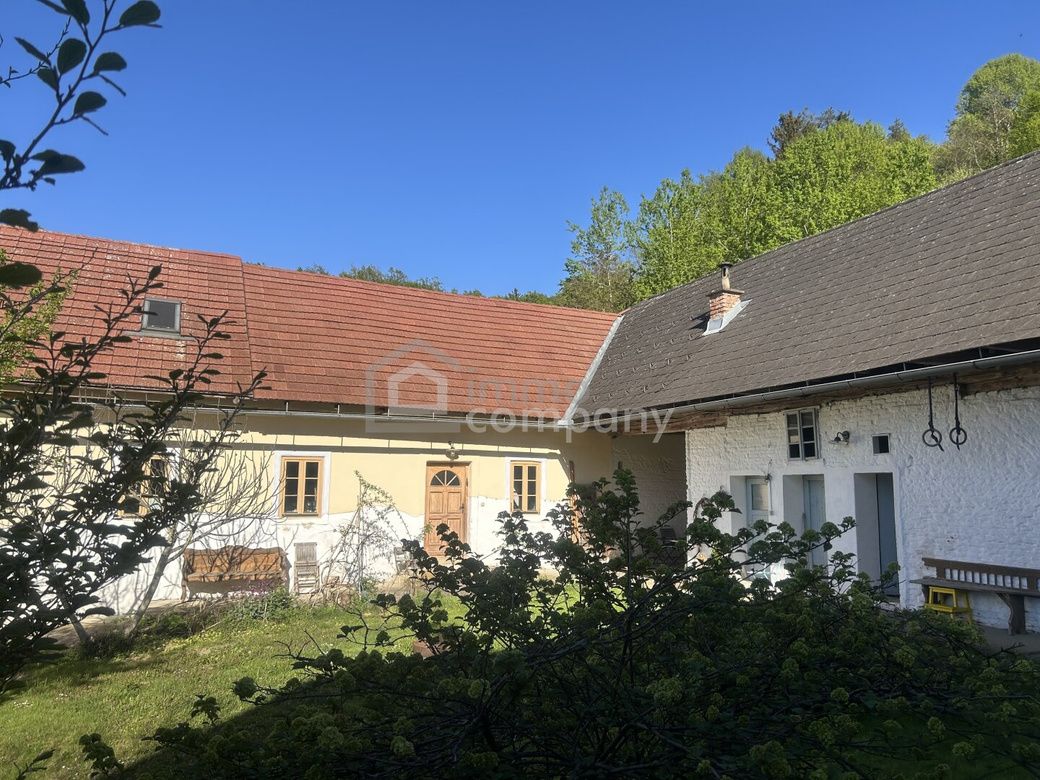 Historischer Dreiseithof mit schönen Gewölbedecken sucht neue Eigentümer – Foto 1