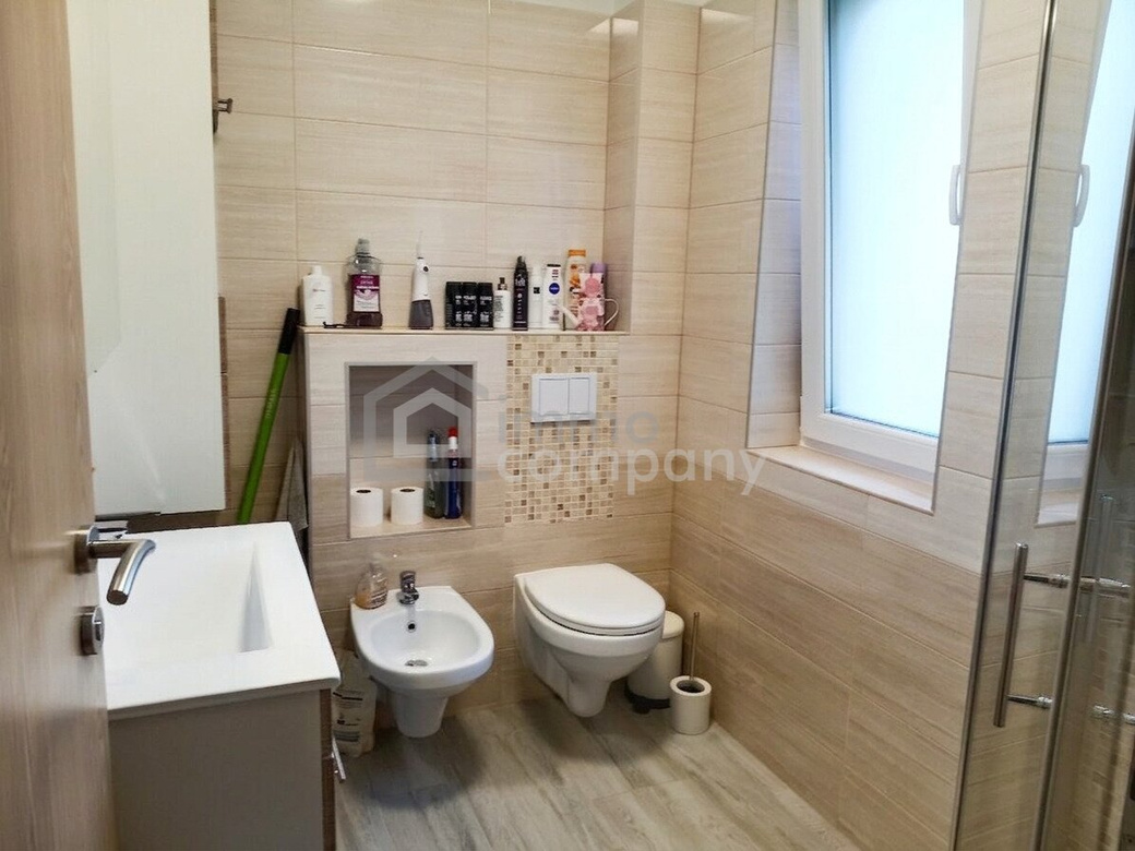 Neuwertige Doppelhaushälfte in Wiener Neustadt, 4 Zimmer, Garten, Terrasse, 3 Bäder! – Foto 9