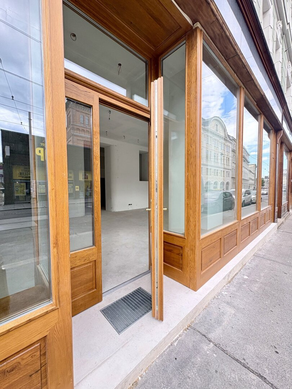 ELEGANTES GESCHÄFTSLOKAL MIT WUNDERSCHÖNEM PORTAL IN REPRÄSENTATIVEM ALTBAU – Foto 3