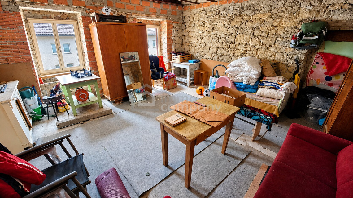 Renovierungsbedürftiges Haus mit zwei Wohneinheiten und viel Lagerfläche zu verkaufen! – Foto 9