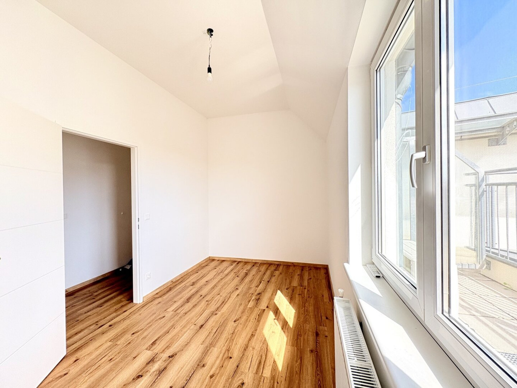 WUNDERSCHÖNE DG-WOHNUNG MIT TRAUMBAD, TERRASSE UND KLIMAANLAGE – Foto 4