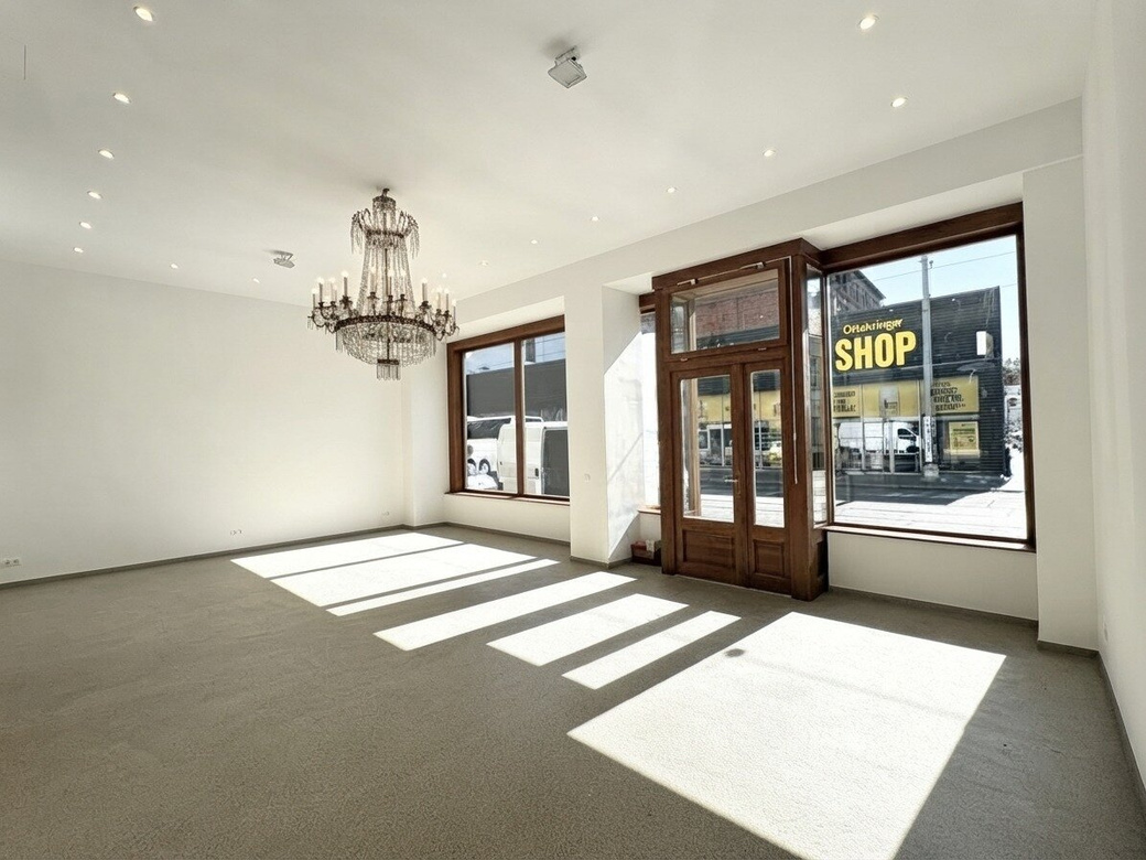 ELEGANTES GESCHÄFTSLOKAL MIT WUNDERSCHÖNEM PORTAL IN REPRÄSENTATIVEM ALTBAU – Foto 8