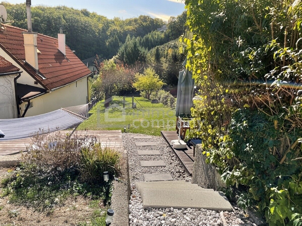 Umfassend saniertes Wohnhaus auf ca. 1.119 m² Grund mit XXL-Garten, Keller, Garagen, Ausbaupotenzial & ablösefreier Möblierung – Foto 2