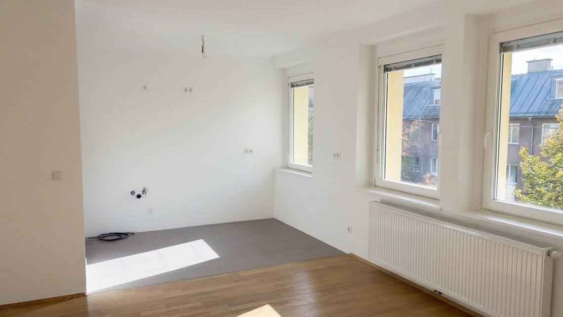 Sonnige, teilsanierte 2-Zimmer-Wohnung mit traumhaftem Grünblick! – Foto 3