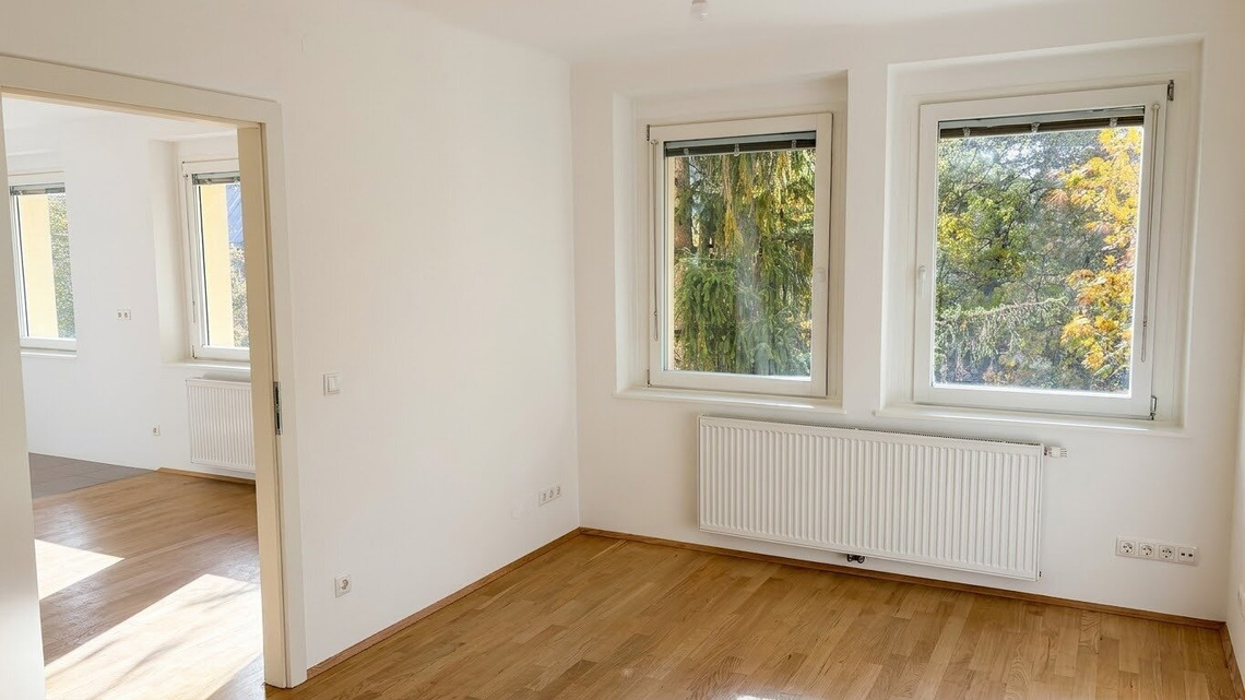 Sonnige, teilsanierte 2-Zimmer-Wohnung mit traumhaftem Grünblick! – Foto 2