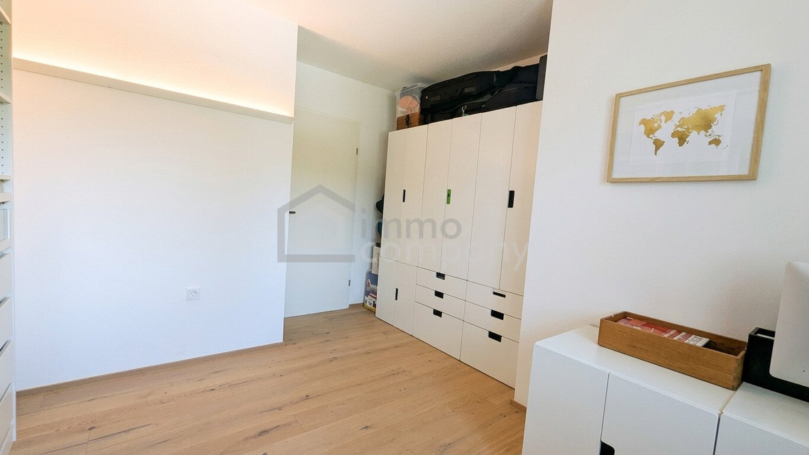 Exklusive 4-Zimmer-Wohnung in Aldrans | 110m² Wfl. | Komplett kernsaniert 2021 | 2 Garagenplätze & 2 Balkone | Gemeinschaftsgarten – Foto 8