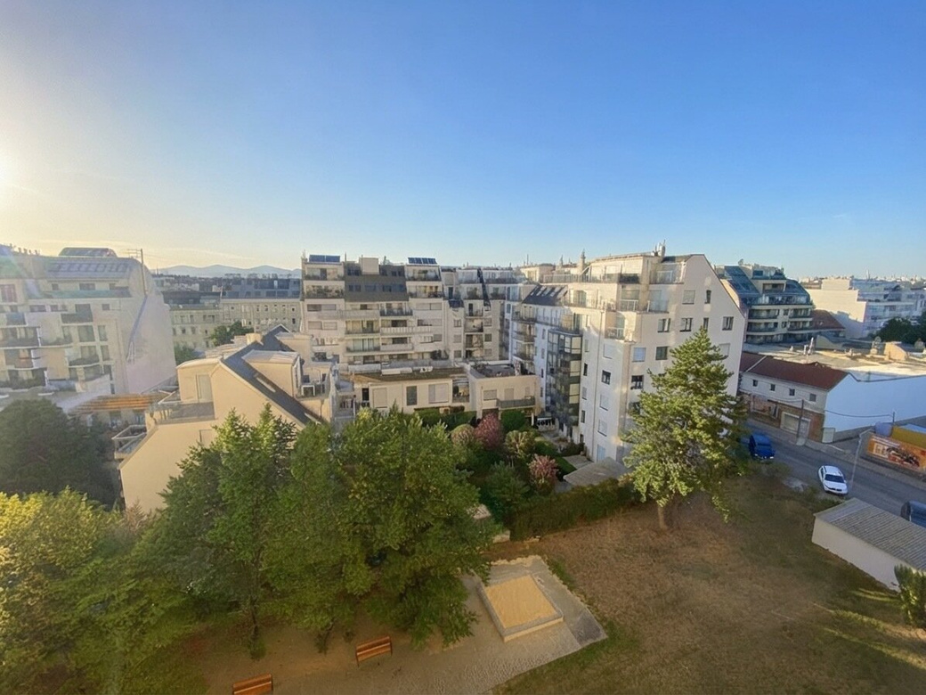 HERRLICHER FERNBLICK vom 7. STOCK! Wohnung mit LOGGIA zu SANIEREN! – Foto 2