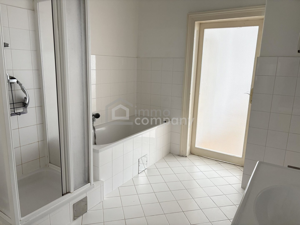 Charmante Wohnung mit schönen alten Fischgrät-Parkett – Top Preis! Top Eckzinshaus – Foto 8
