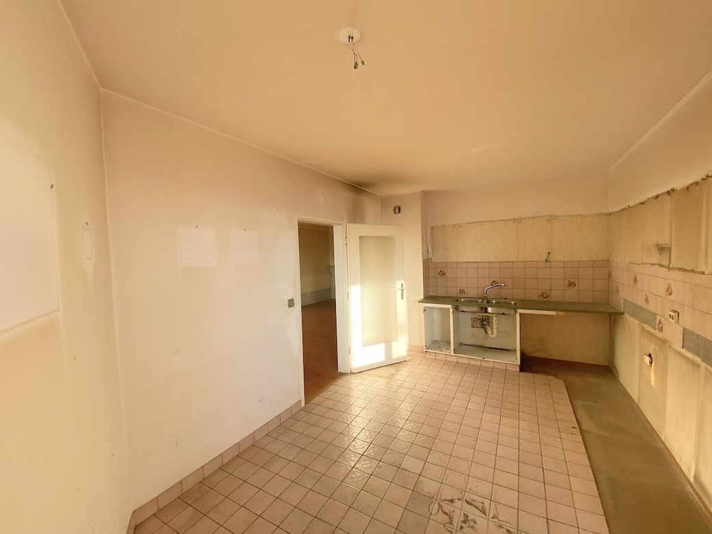 HERRLICHER FERNBLICK vom 7. STOCK! Wohnung mit LOGGIA zu SANIEREN! – Foto 4