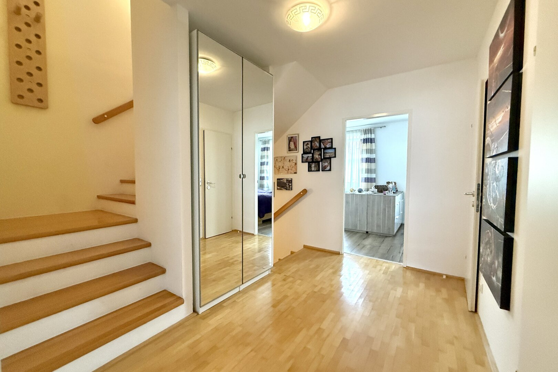 Viel Platz und noch mehr Potential: Reihenhaus inkl. Garagenplatz nahe Hirschstettner Badeteich – Foto 9