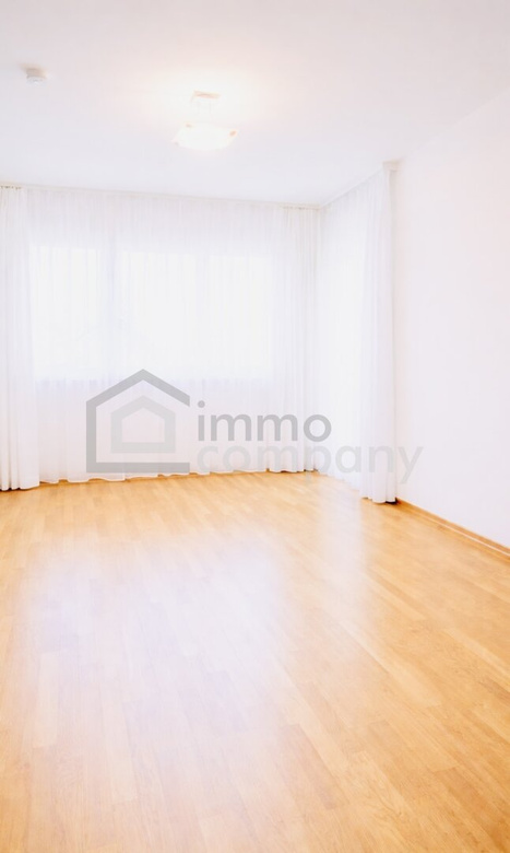 Einzigartige Wohnung mit riesigen Wohnzimmer 40 m² und eigenem Garten + Tiefgaragenplatz! 12. Bezirk. U6 – Foto 2
