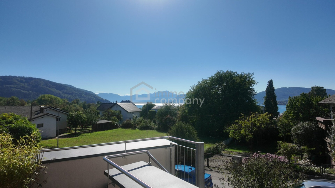 Wunderschöne Wohnung, 5 Zimmer, mit Blick über den glitzernden Attersee, in Seewalchen mit Garten und Sonnenterrasse. – Foto 4