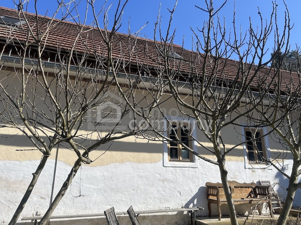 Historischer Dreiseithof mit schönen Gewölbedecken sucht neue Eigentümer – Foto 2
