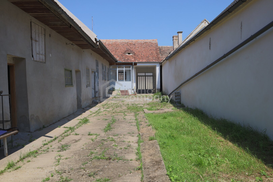 Zwei Wege, ein Zuhause -sanierungsbedürftiges Haus mit großem Garten – Foto 4