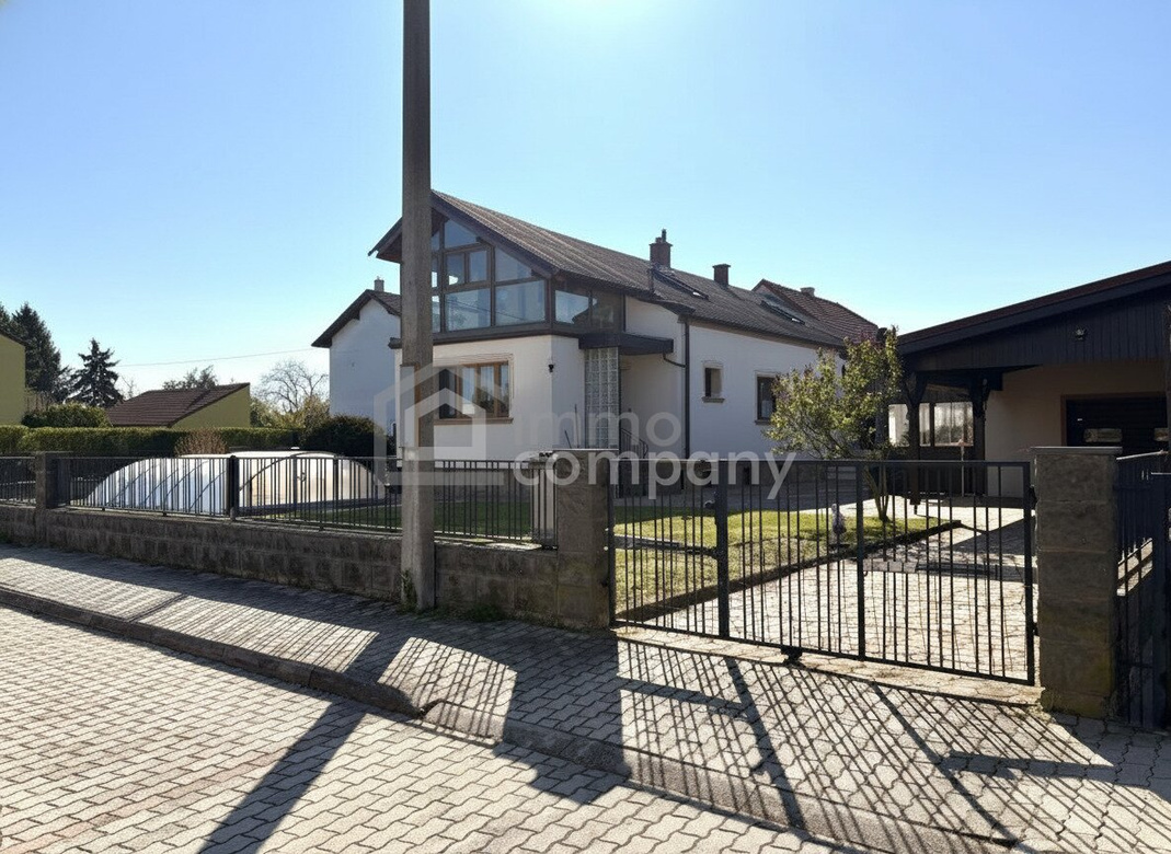 Einfamilienhaus mit Garten, Pool & Garage in Laa an der Thaya! – Foto 1
