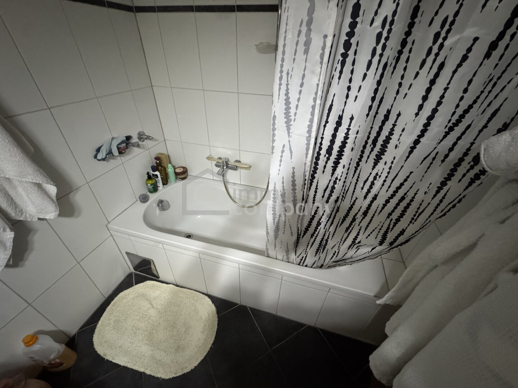 2-Zimmer-Wohnung im 12. Stock mit Loggia – Foto 4