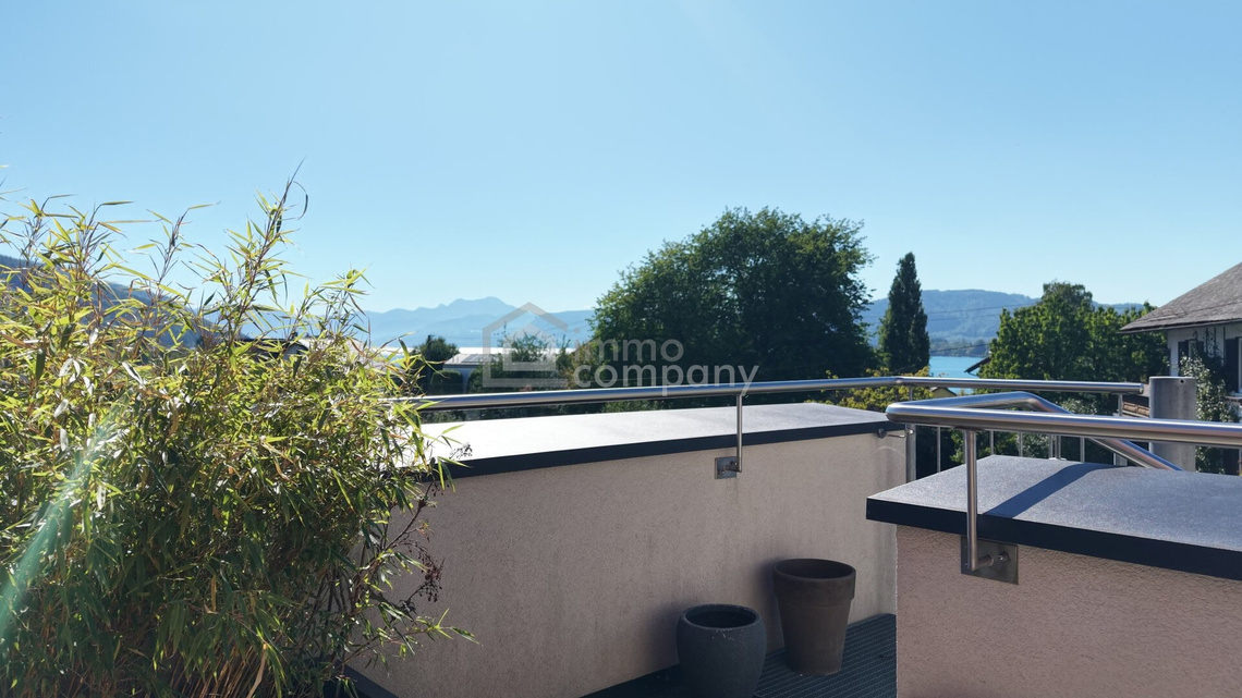 Wunderschöne Wohnung, 5 Zimmer, mit Blick über den glitzernden Attersee, in Seewalchen mit Garten und Sonnenterrasse. – Foto 5