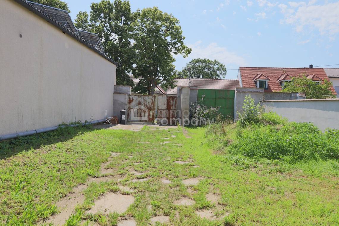 Zwei Wege, ein Zuhause -sanierungsbedürftiges Haus mit großem Garten – Foto 2