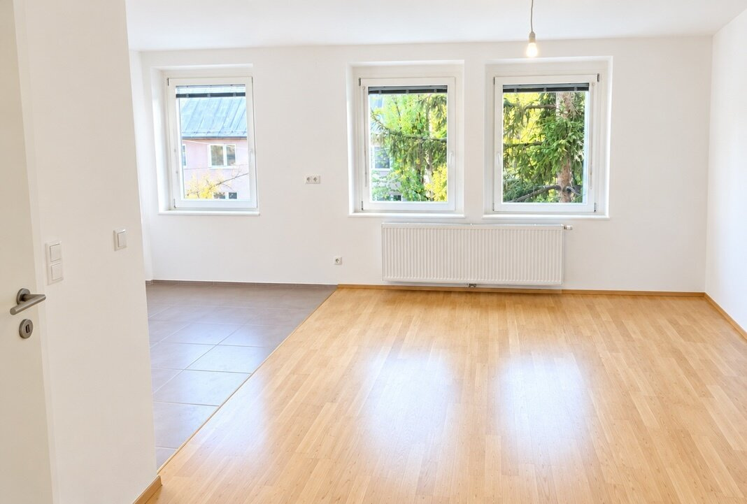 Sonnige, teilsanierte 2-Zimmer-Wohnung mit traumhaftem Grünblick! – Foto 1