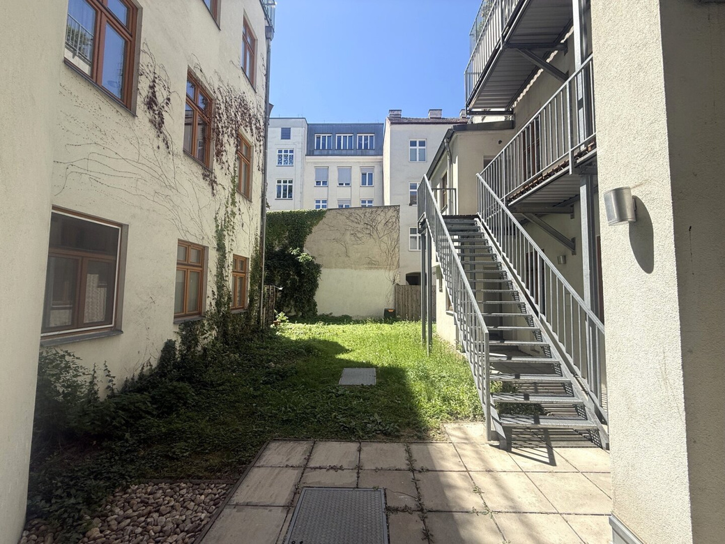 3 Zimmer Altbauwohnung + Terrasse (mit Blick in den Garten) mit ca. 8,50 m² im EG in der Storchengasse - nur ca. 3 - 4 Gehminuten zur U-Bahn U4 & U6 – Foto 1