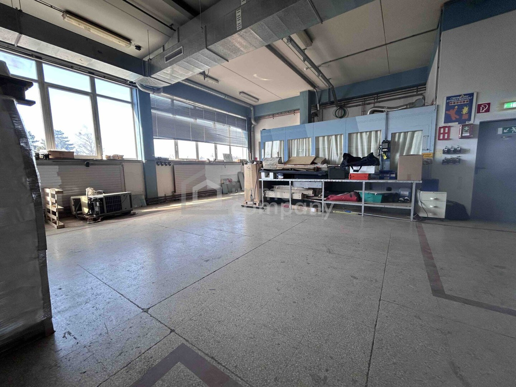 Attraktives (Gewerbe-)Lager mit Lastenlift, Büro und Parkplätze (OG, 234qm) – Foto 3