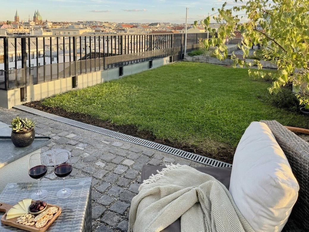 360° Wienblick - inklusive: Sanierte DG-Maisonette, ca. 127 m2 + 3 Freiflächen - 8 Minuten zur City (U1) – Foto 2