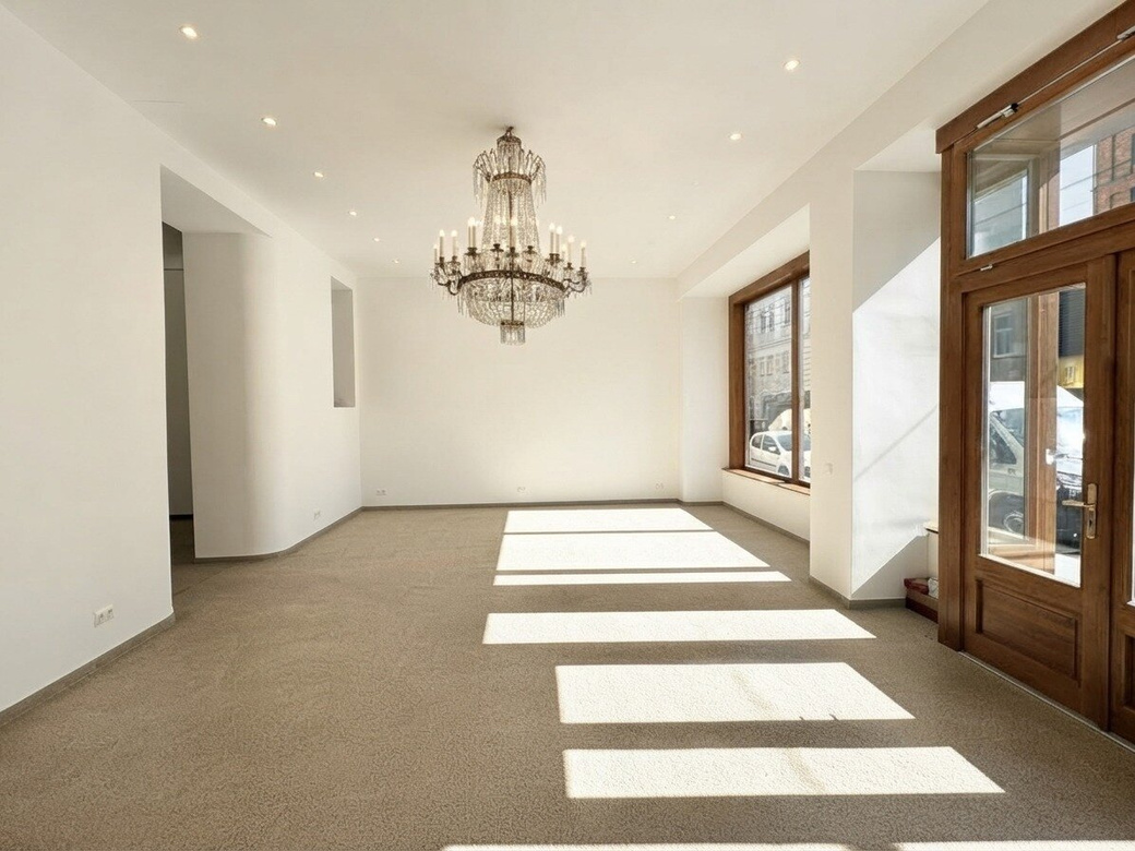 ELEGANTES GESCHÄFTSLOKAL MIT WUNDERSCHÖNEM PORTAL IN REPRÄSENTATIVEM ALTBAU – Foto 1