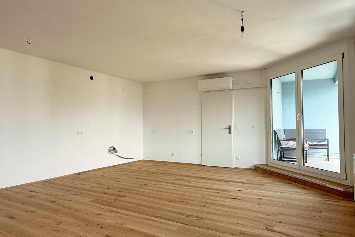 Tolle Raumaufteilung und keine Schrägen: 4 Zimmer DG-Wohnung mit Terrasse – Foto 2
