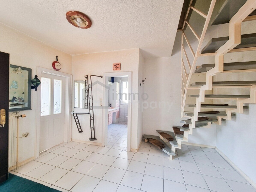 IHR NEUES ZUHAUSE: Charmantes Einfamilienhaus mit 8m Pool, 25m² Terrasse und viel Platz – Foto 6