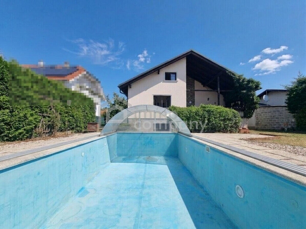 IHR NEUES ZUHAUSE: Charmantes Einfamilienhaus mit 8m Pool, 25m² Terrasse und viel Platz – Foto 2