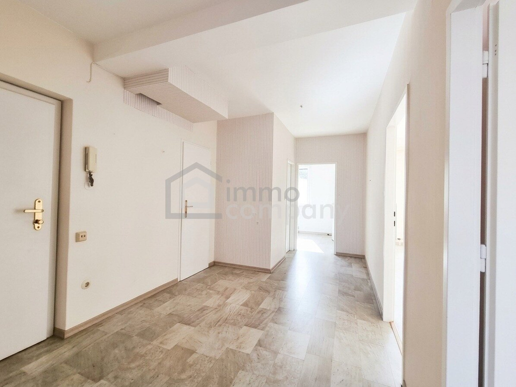 DAS SIND SCHÖNE AUSSICHTEN!! Ruhig gelegene, lichtdurchflutete FAMILIENWOHNUNG in TOP-LAGE – Foto 4