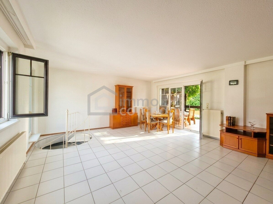 IHR NEUES ZUHAUSE: Charmantes Einfamilienhaus mit 8m Pool, 25m² Terrasse und viel Platz – Foto 7