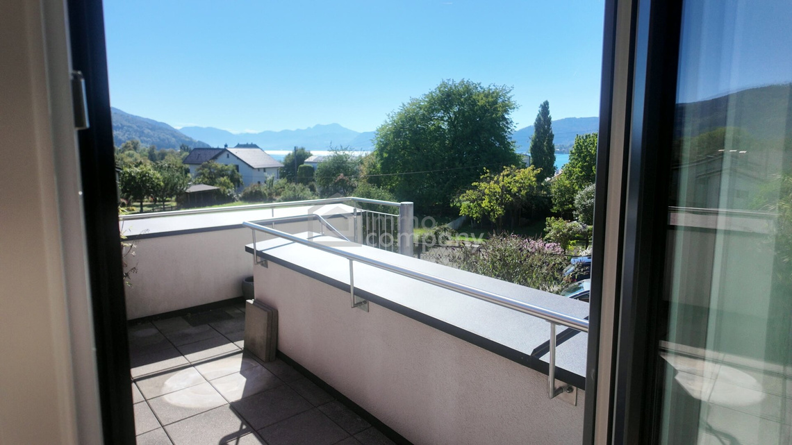 Wunderschöne Wohnung, 5 Zimmer, mit Blick über den glitzernden Attersee, in Seewalchen mit Garten und Sonnenterrasse. – Foto 6