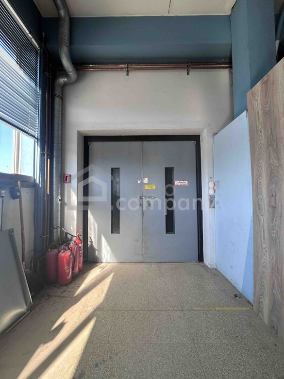 Attraktives (Gewerbe-)Lager mit Lastenlift, Büro und Parkplätze (OG, 234qm) – Foto 2