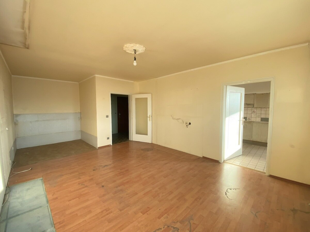 HERRLICHER FERNBLICK vom 7. STOCK! Wohnung mit LOGGIA zu SANIEREN! – Foto 5