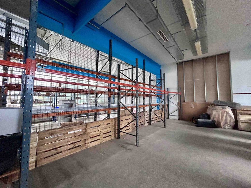 Attraktives (Gewerbe-)Lager mit Lastenlift, Büro und Parkplätze (EG, 513qm) – Foto 3
