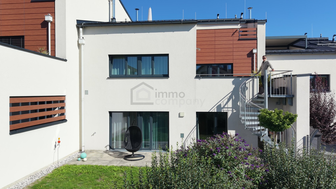 Wunderschöne Wohnung, 5 Zimmer, mit Blick über den glitzernden Attersee, in Seewalchen mit Garten und Sonnenterrasse. – Foto 10