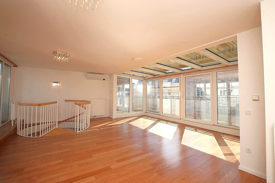 TOP PREIS - KEINE SCHRÄGEN !!! - Wohnfläche ca. 128,61 m² voll nutzbar - 1 Gartenterrasse + 5 Terrassen + 1 Garagenplatz im Eigentum – Foto 2