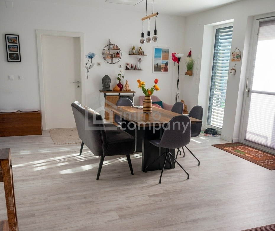 Zwei moderne Wohneinheiten mit Badeteich-Blick: ideal für zwei Familien – Foto 3