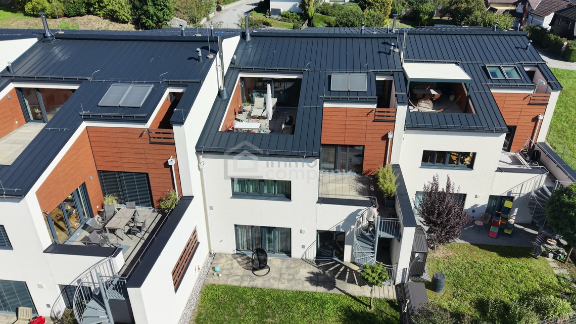 Wunderschöne Wohnung, 5 Zimmer, mit Blick über den glitzernden Attersee, in Seewalchen mit Garten und Sonnenterrasse. – Foto 2