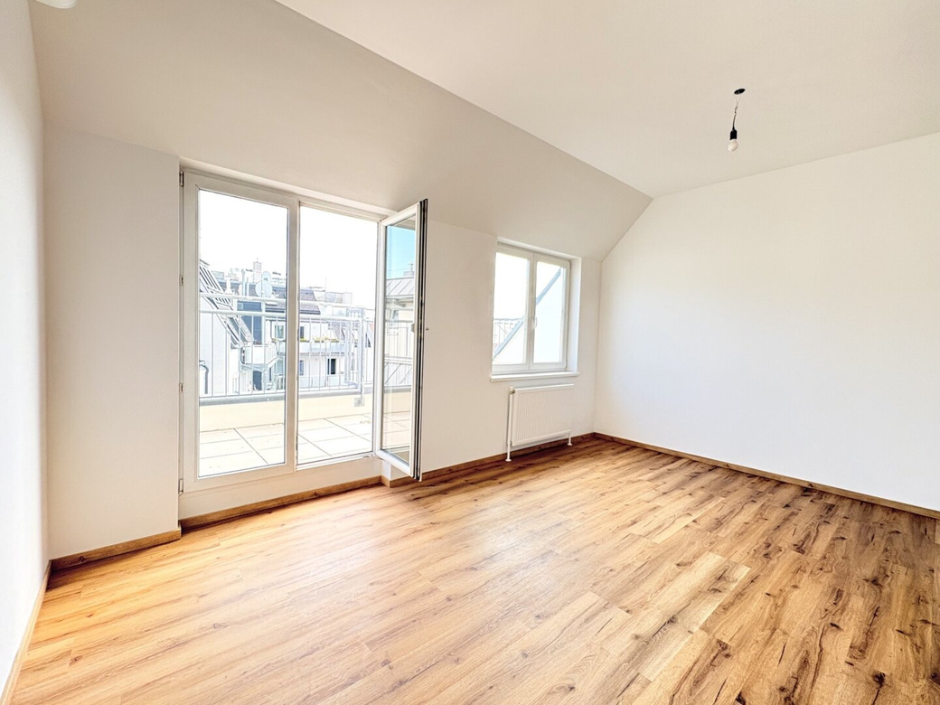 WUNDERSCHÖNE DG-WOHNUNG MIT TRAUMBAD, TERRASSE UND KLIMAANLAGE – Foto 5