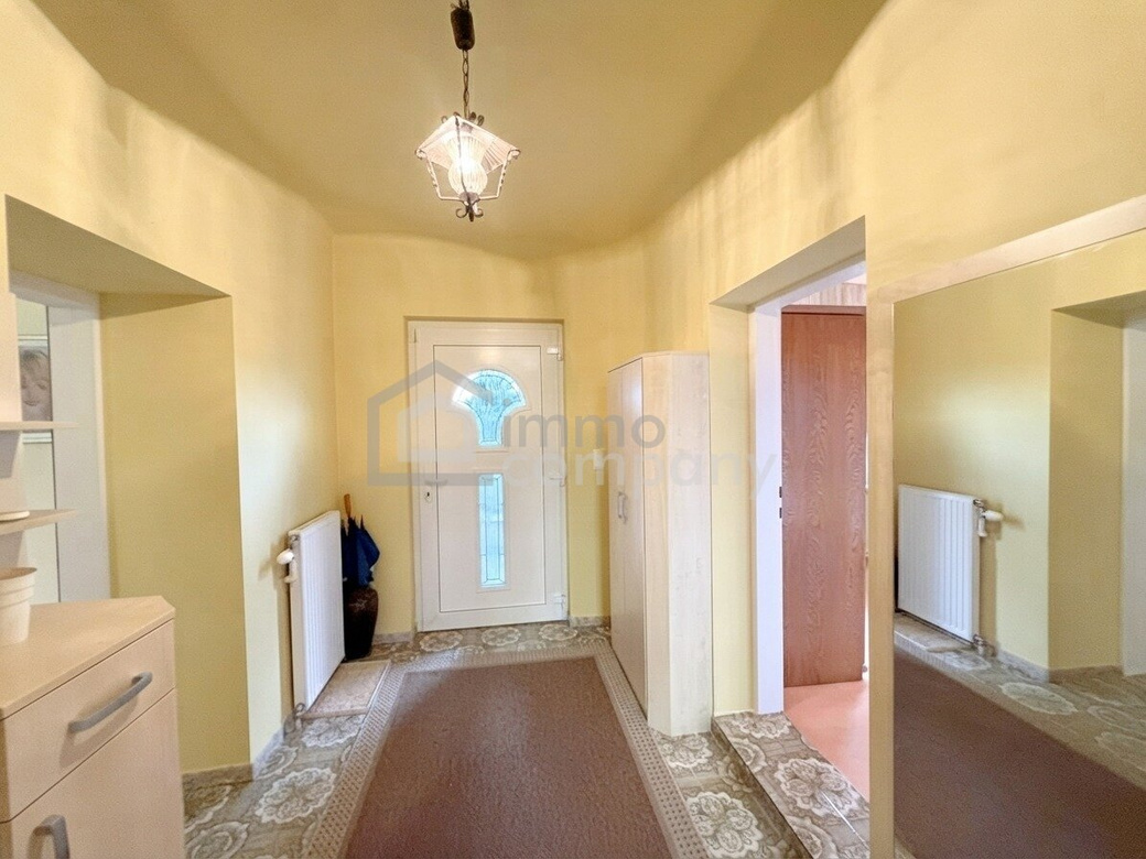 Großzügiges Mehrfamilienhaus mit Garten, Terrasse & 3 Garagen in Marchegg um 620.000€ – Foto 2