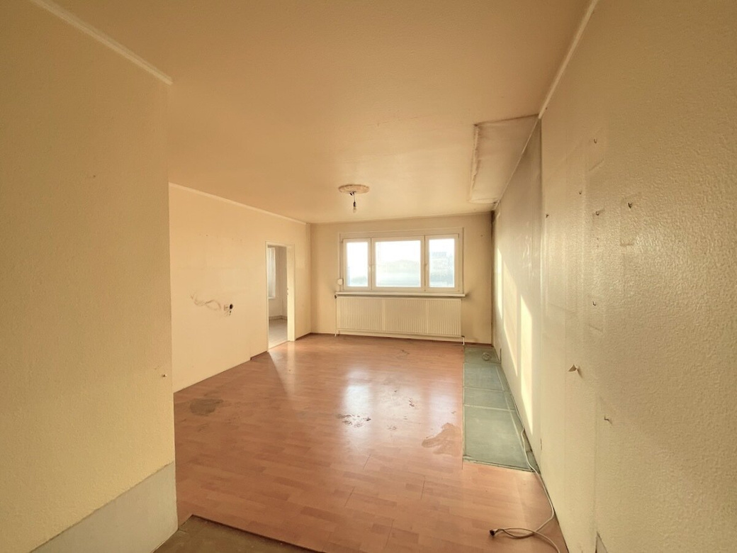 HERRLICHER FERNBLICK vom 7. STOCK! Wohnung mit LOGGIA zu SANIEREN! – Foto 6