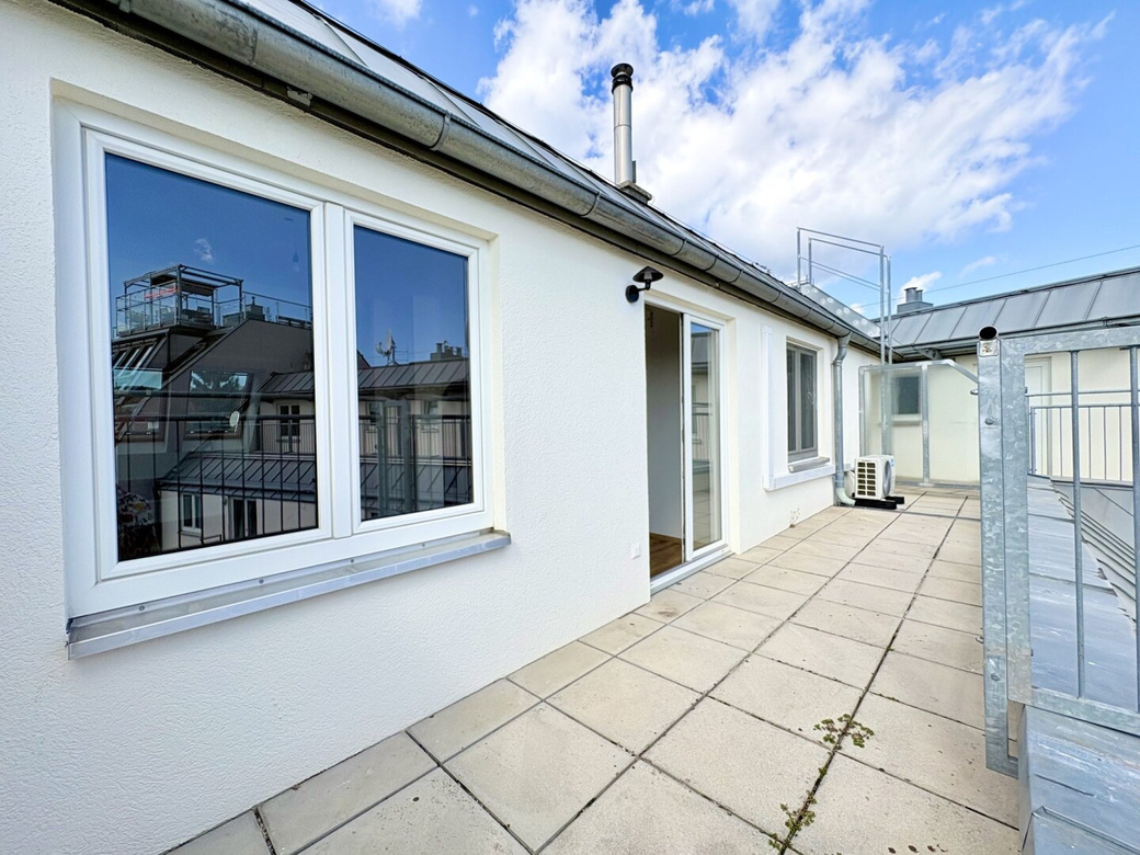 WUNDERSCHÖNE DG-WOHNUNG MIT TRAUMBAD, TERRASSE UND KLIMAANLAGE – Foto 8