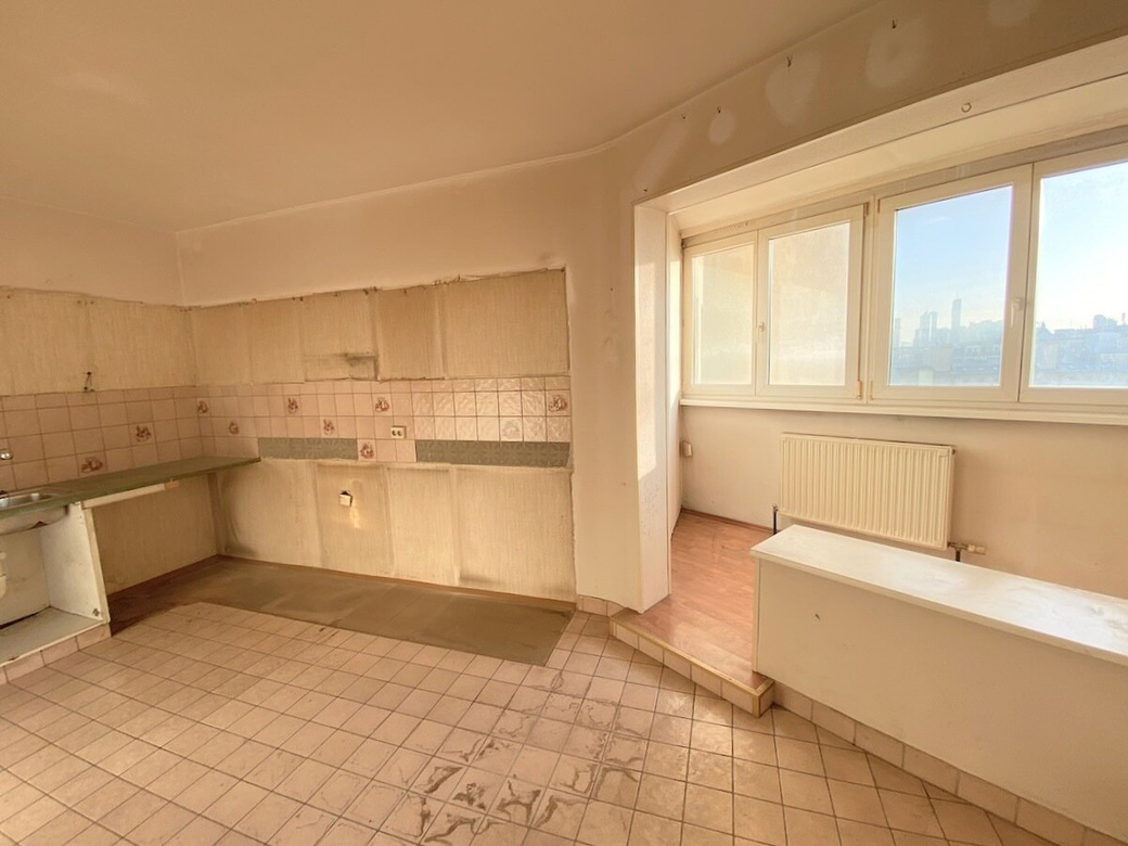 HERRLICHER FERNBLICK vom 7. STOCK! Wohnung mit LOGGIA zu SANIEREN! – Foto 3