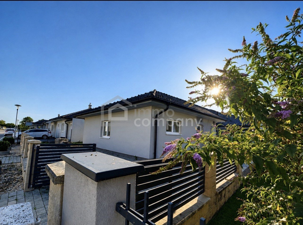 EINFAMILIENHAUS MIT GARTEN & GARAGE | 4 ZIMMER | ABSOLUTE RUHELAGE | NÄHE WIEN – Foto 2