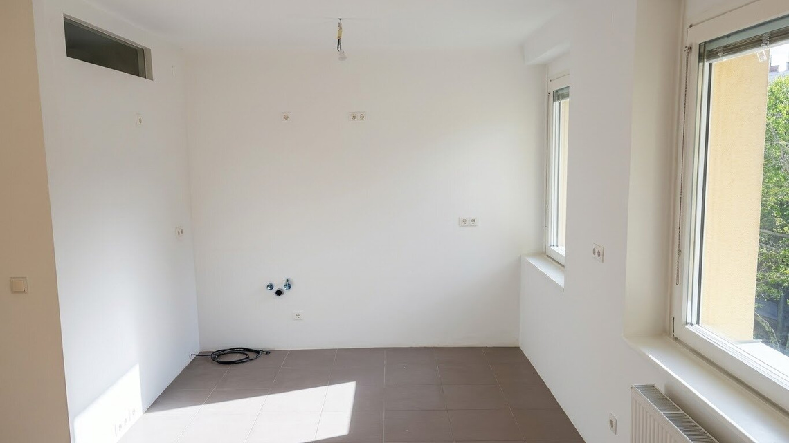 Sonnige, teilsanierte 2-Zimmer-Wohnung mit traumhaftem Grünblick! – Foto 4