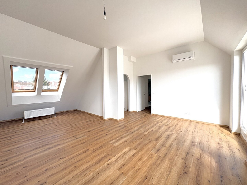 WUNDERSCHÖNE DG-WOHNUNG MIT TRAUMBAD, TERRASSE UND KLIMAANLAGE – Foto 2