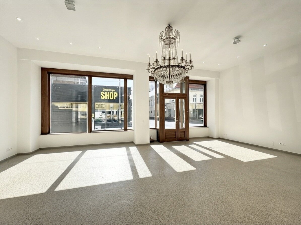 ELEGANTES GESCHÄFTSLOKAL MIT WUNDERSCHÖNEM PORTAL IN REPRÄSENTATIVEM ALTBAU – Foto 4